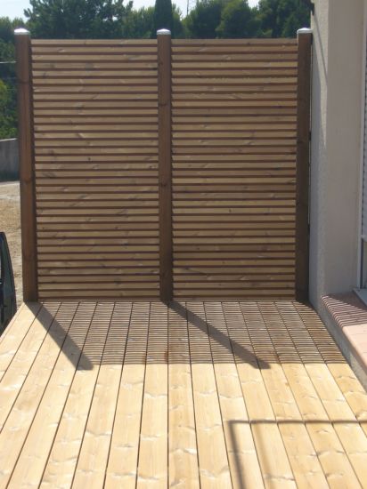 Création d'une terrasse sur deux niveaux avec escalier et pare-vue à Salon de Provence